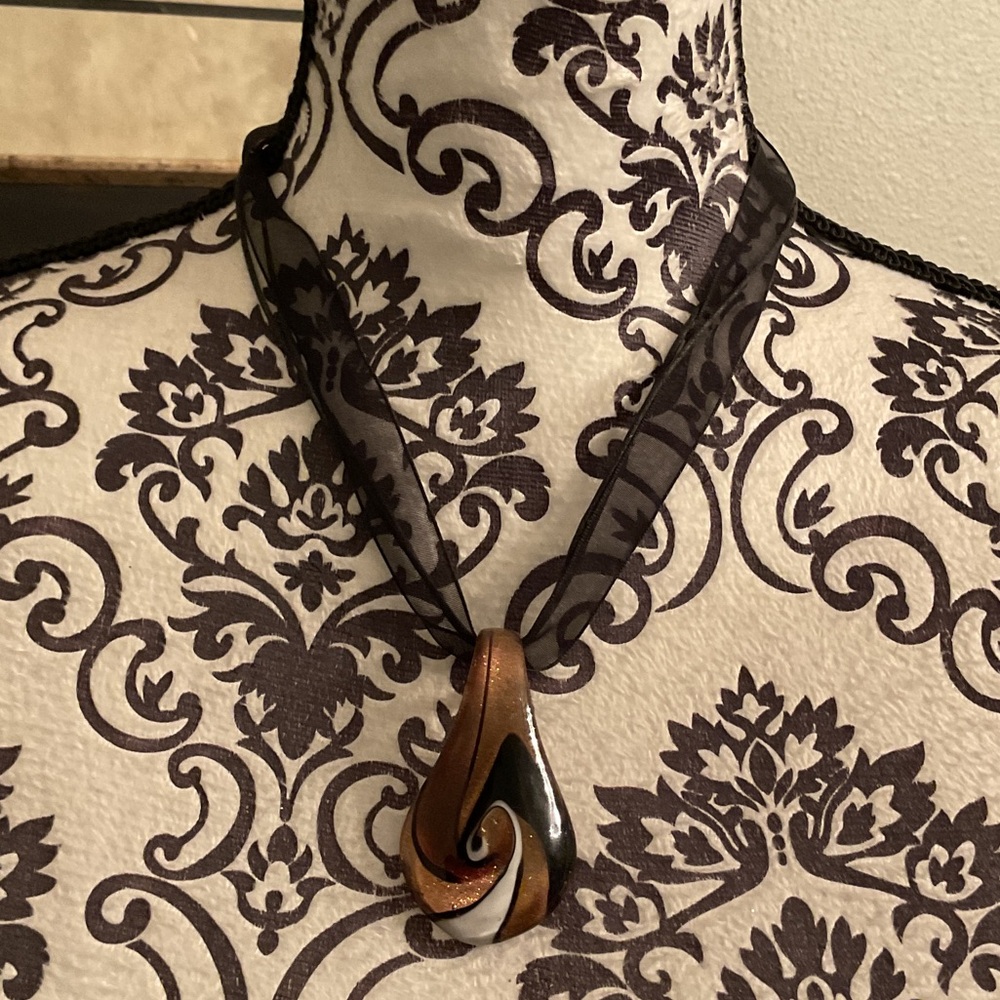 Elegant Black and Brown Pendant Necklace